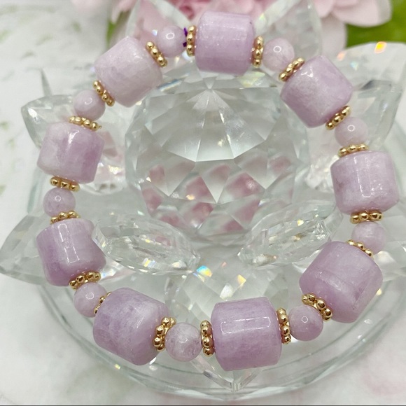 Nature Purple Spodum Quartz Bracelet - Picture 4 of 9